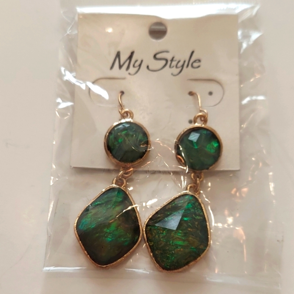 NWT Earrings Pierced DangleDropStyle Faux Round & Facted Stones Green Goldtone